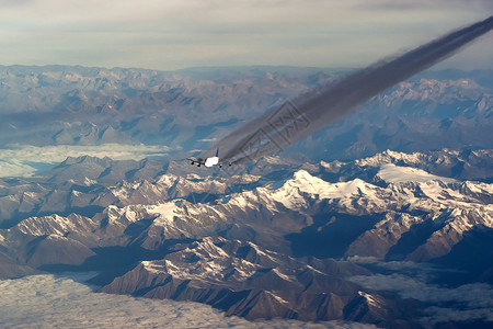 飞机越雪山图片