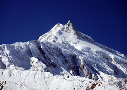 在蓝天的山雪峰图片