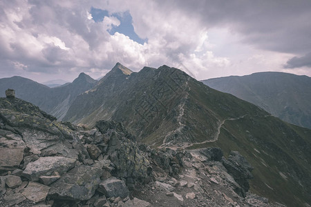 斯洛伐克塔特拉山脉Banikov山峰顶的美丽山地全景图片