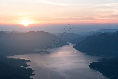 湄平河观景点日出在湖山之上图片
