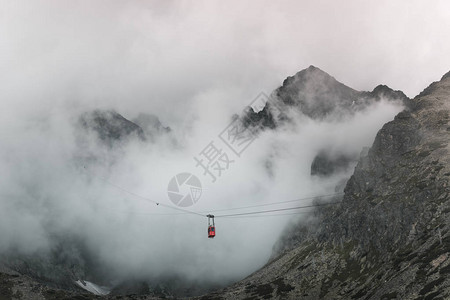 云雾缭绕的山间索道观背景图片