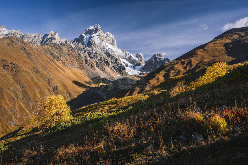 秋天风景山道乌什巴山主要高加索山脉佐莫斯瓦内图片