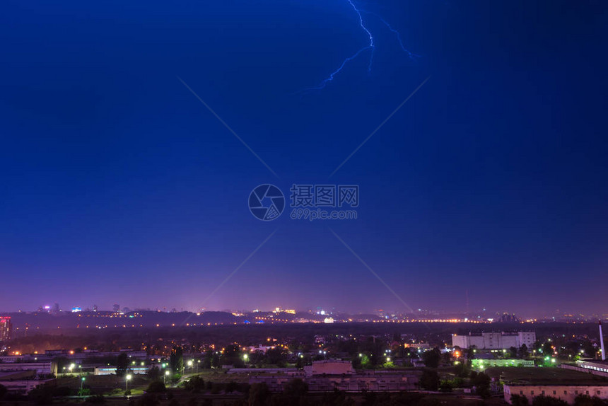 城市里有暴风雨和闪电图片