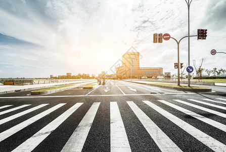 带斑马交叉和方向板的空道路在阳图片