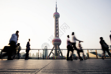 上海的地标和步行的人图片