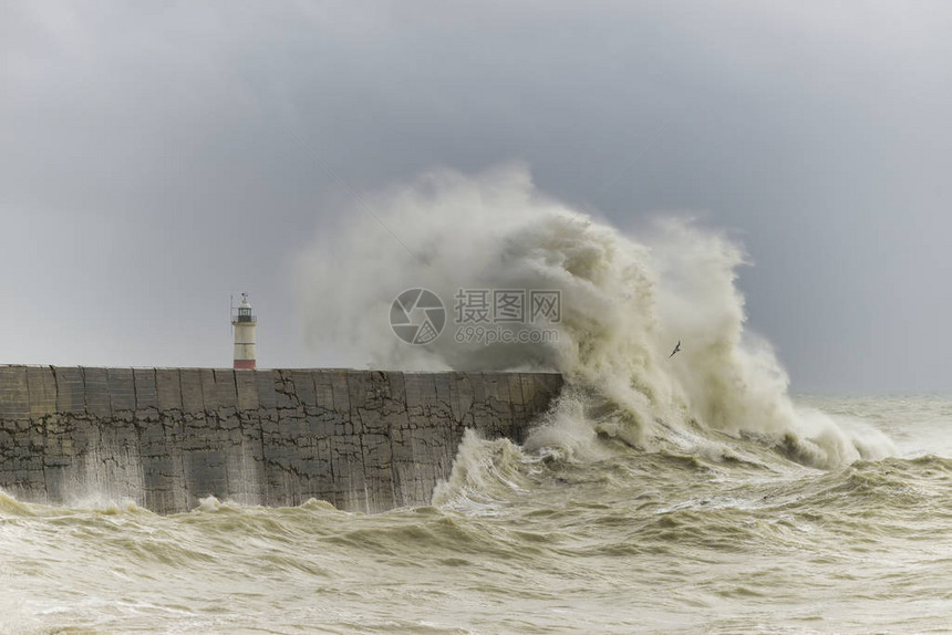 在英国海岸纽黑文的风暴中冲过港口图片