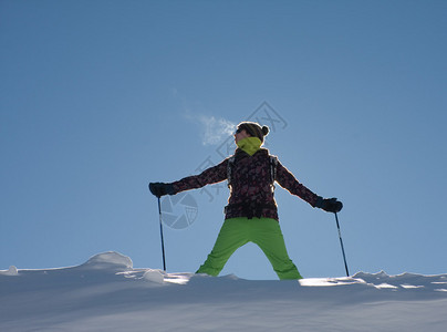 一个穿滑雪西装的图片
