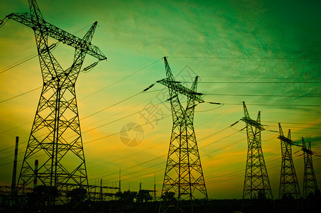 日落时的铁塔和输电线路图片