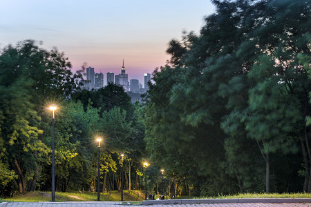 华沙市夜景从右侧看图片