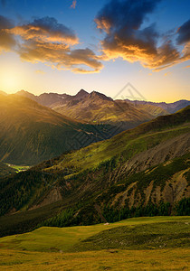 日出时美丽的高山风景瑞图片