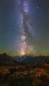 银河和群山上的星图片