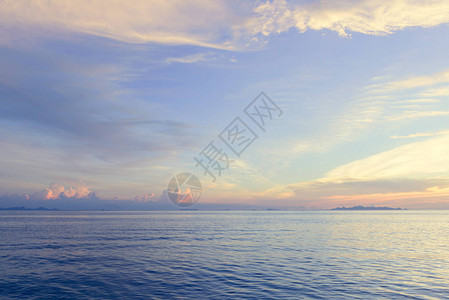 美丽的日落蓝色的大海和天空背景图片