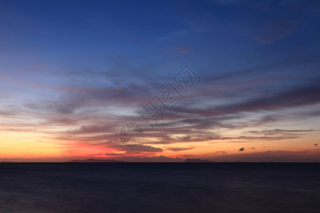 黄昏时日落的天空和海洋图片