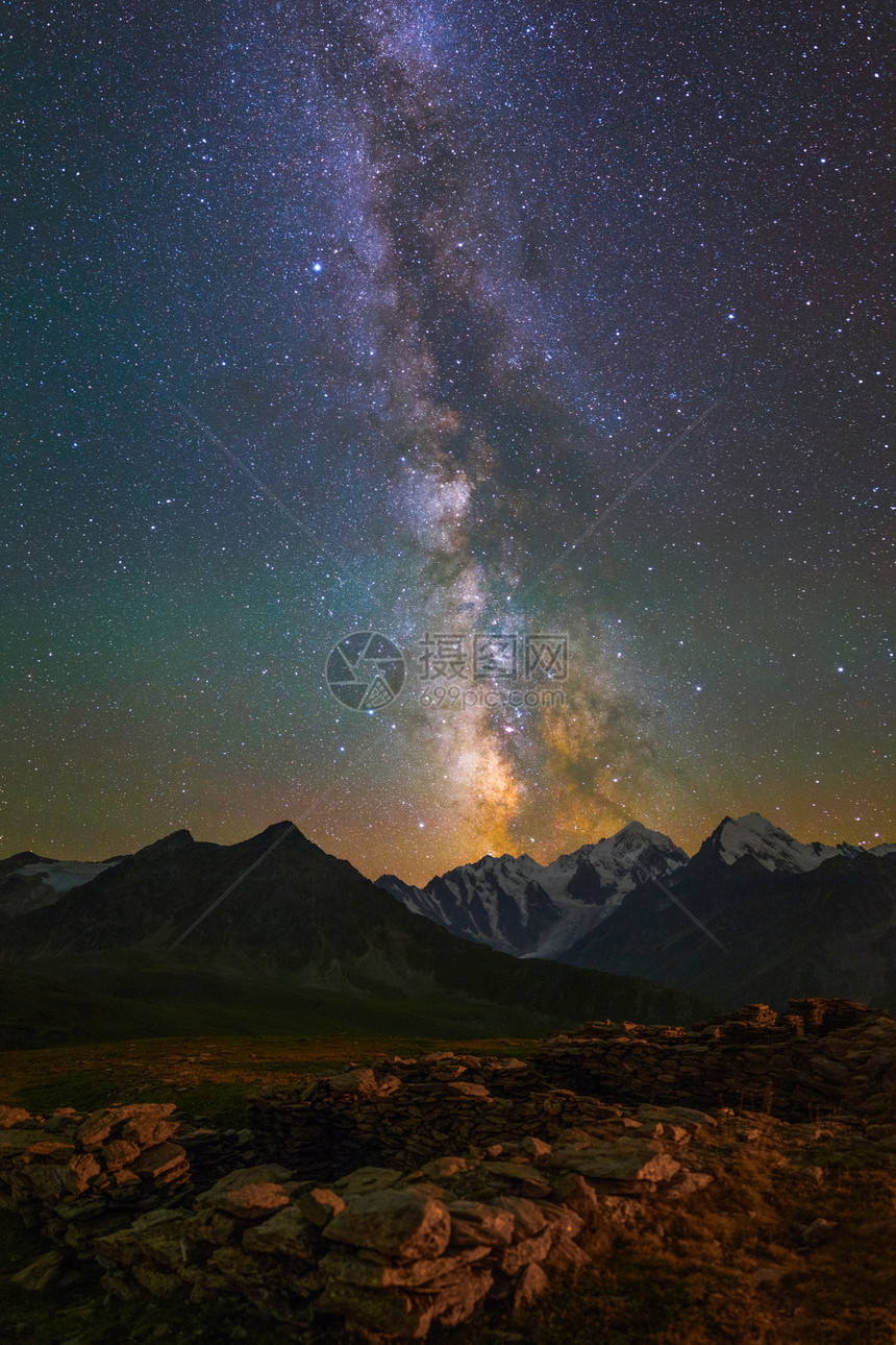 银河和群山上的星图片