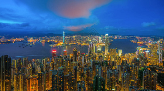 从胜利顶峰的景点看红京天线城市风景和港湾图片