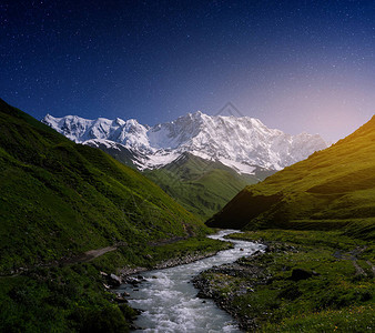 Enguri河的夜景山上星空佐治亚州ZemoSvaneti的PeakShkhara主背景图片