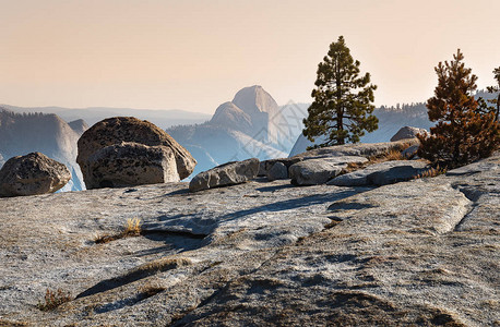 Yosemite公园Tioga山口奥姆斯特德角半圆图片