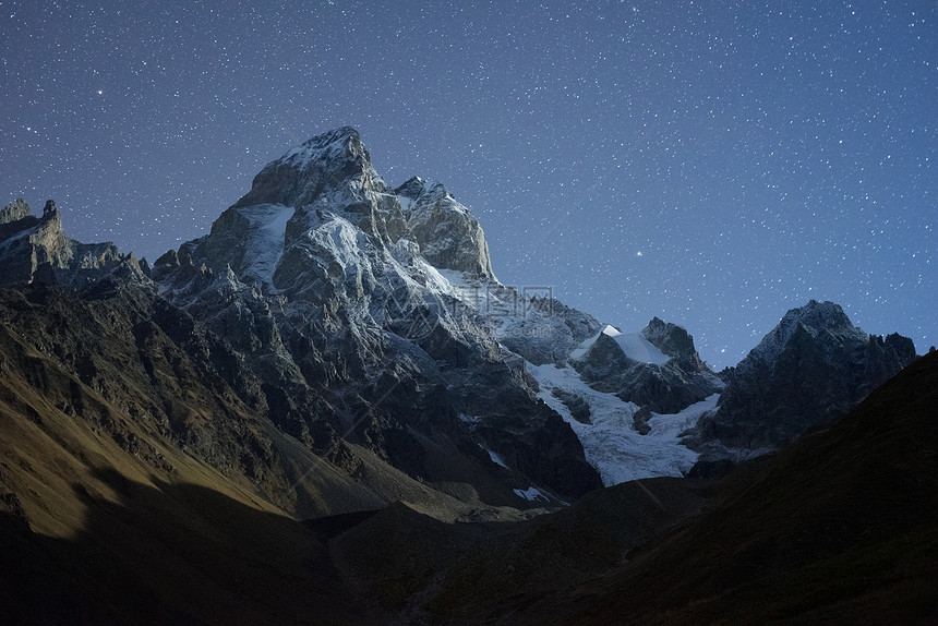 夜景山上星空月亮升起的乌什巴山高加索主要山脊佐莫斯瓦内图片