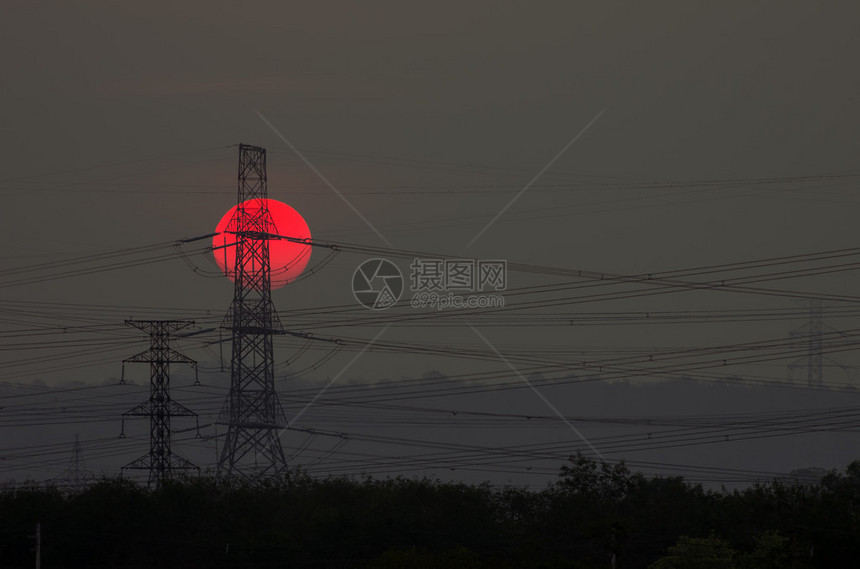 高压电柱与太阳的剪影图片