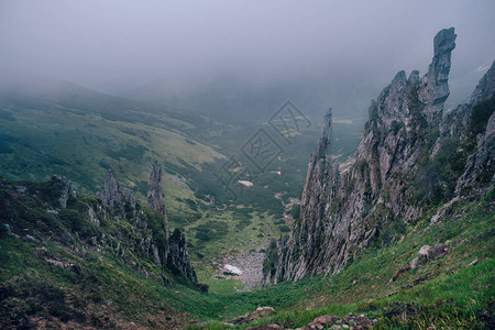 黑暗的山地景观雾笼罩着巨图片