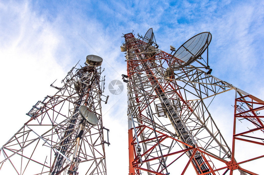 电信塔它的特点是由钢制成的高塔用于图片