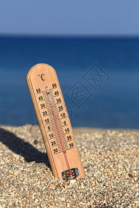 海滩上的温度计显示高温图片
