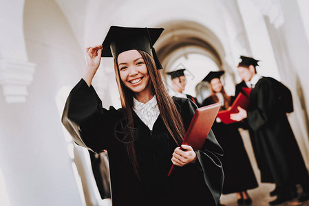 帽长袍毕业亚洲女孩快乐的常设走廊大学好心情大学愉快庆典校园幸福男人知识智力背景图片