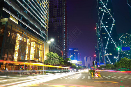 深圳夜幕背景的现代城市标志建筑空地路面地表图片