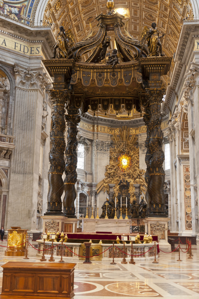 圣彼得大教堂的内部在梵蒂冈图片