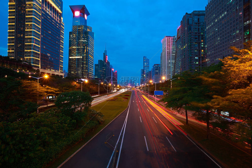 深圳夜景现代城市地标建筑背景的空路面图片