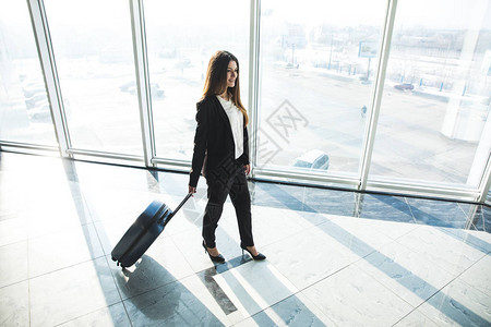 在机场步行登机的女商人图片