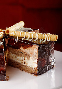 一块巧克力蛋糕加糖霜图片