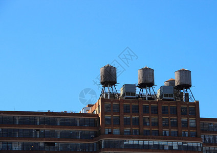 建筑物屋顶的三个钢制储水罐图片
