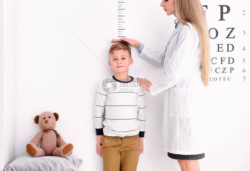 衡量小男孩在医院身高的年图片