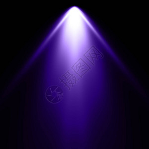 黑色背景的紫光聚光灯背景图片
