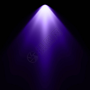黑色背景的紫光聚光灯背景图片