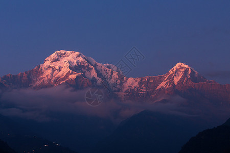 日出时在尼泊尔的Annapurna图片