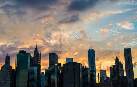 纽约市日落时的曼哈顿天际线全景图片