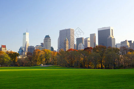 中央公园在秋天与曼哈顿天际线纽约市图片