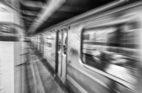 纽约地铁的快速割草列车图片