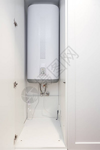浴室内的电锅炉壁式热水器图片