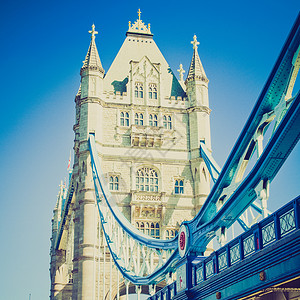 英国伦敦泰晤士河上的复古塔桥背景图片