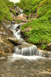 阿尔卑斯山泉的新鲜瀑布图片