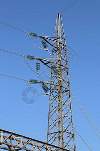 高压塔和变电站附近的电力线图片