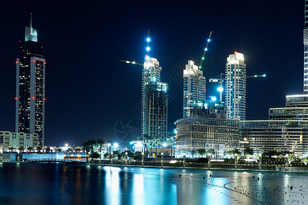 迪拜的建筑物在晚上图片