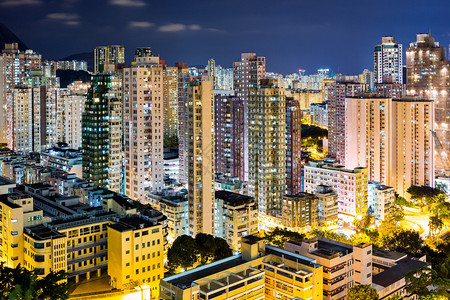 香港城市住宅楼在晚上图片