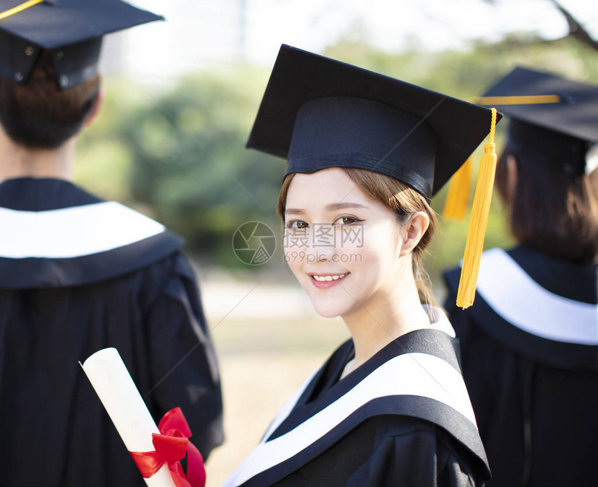 毕业时微笑着的年轻女子图片