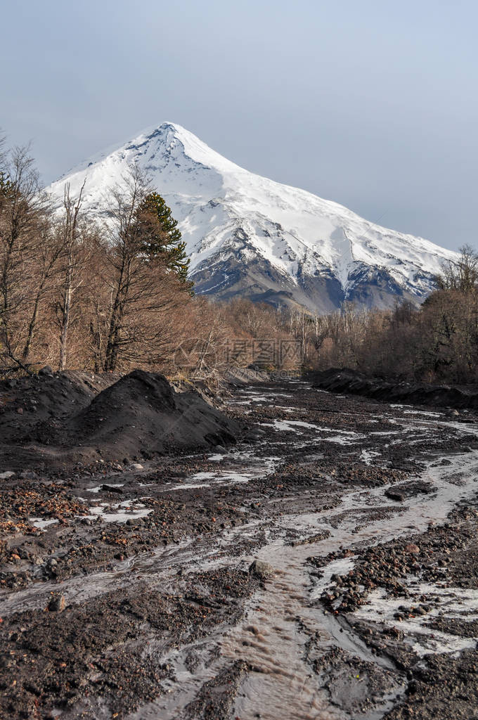 拉宁火山是位于阿根廷和智利边境的一座被冰覆盖的锥形成层火山图片