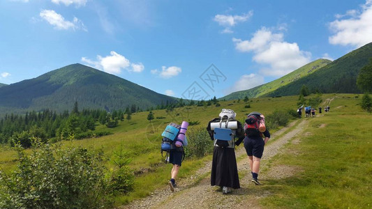 修女们去山里远足图片