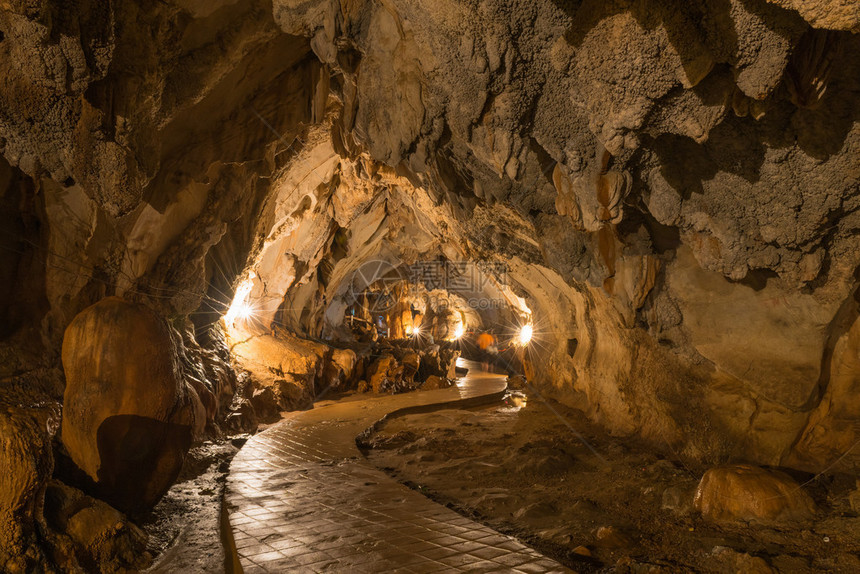 Chang洞穴HangaroundCave位于万荣MeuangXong村的河道南部因为它的高位置提供了万图片